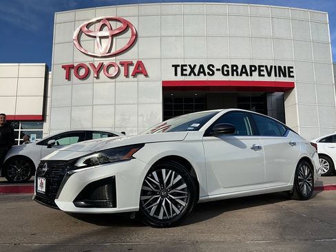 Used 2025 Nissan Altima 2.5 SV image 2