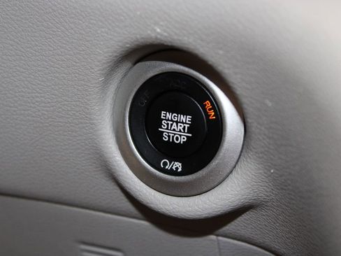 Used 2023 Chrysler Pacifica Touring-L FWD image 43
