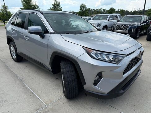 Used 2021 Toyota RAV4 XLE w/ Convenience Package FWD image 3