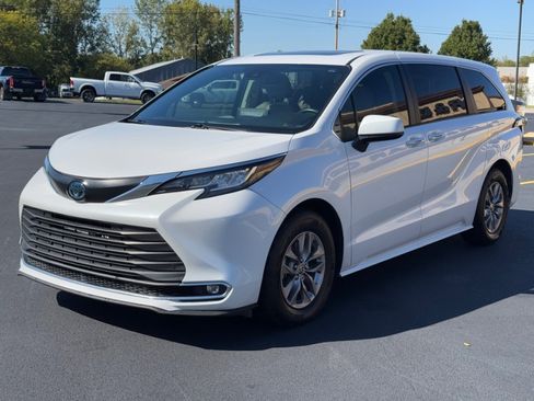 Used 2023 Toyota Sienna XLE image 4