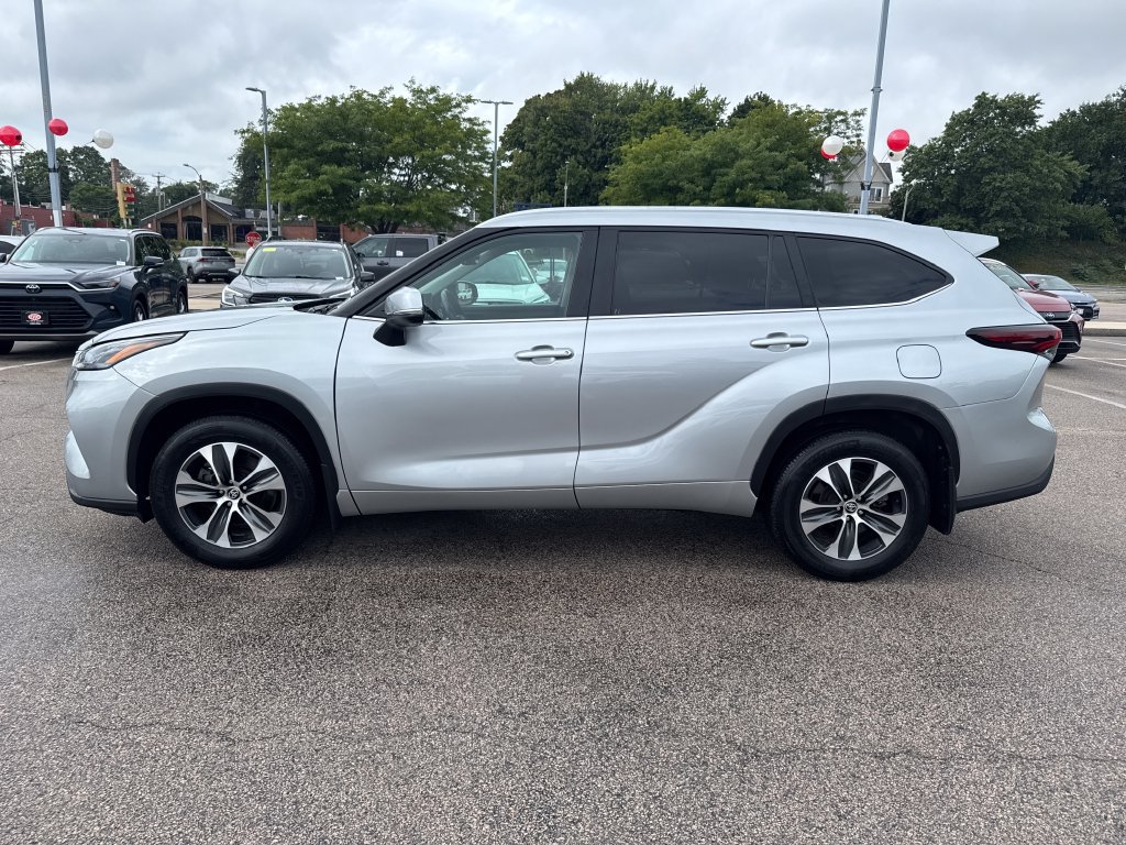 Used 2025 Toyota Highlander XLE AWD/4WD image 4