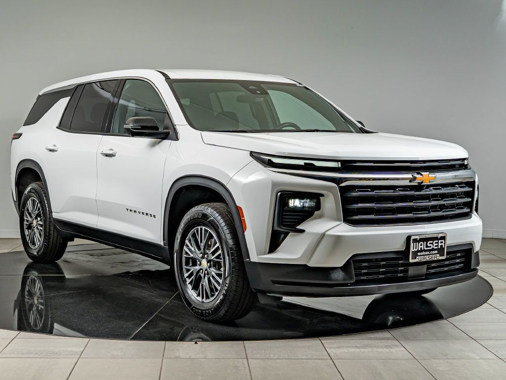 Used 2024 Chevrolet Traverse LS FWD image 3
