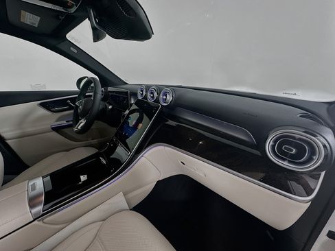 Used 2025 Mercedes-Benz GLC 300 4MATIC image 40