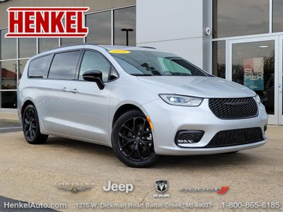 Used 2026 Chrysler Pacifica Select w/ S Appearance Package
