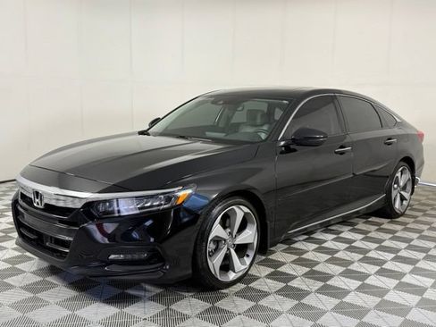 Used 2018 Honda Accord Touring image 2