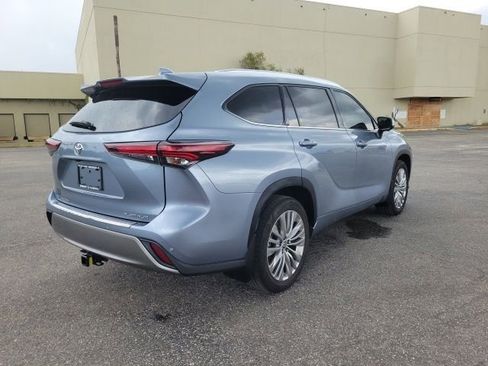 Used 2024 Toyota Highlander Platinum FWD image 6