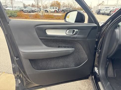 Used 2024 Volvo XC40 B5 Core AWD/4WD image 9