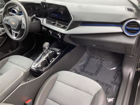 Used 2025 Chevrolet Trax LT w/ LT Convenience Package image 28