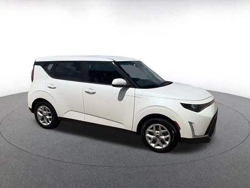 Used 2025 Kia Soul LX w/ LX Technology Package FWD image 2