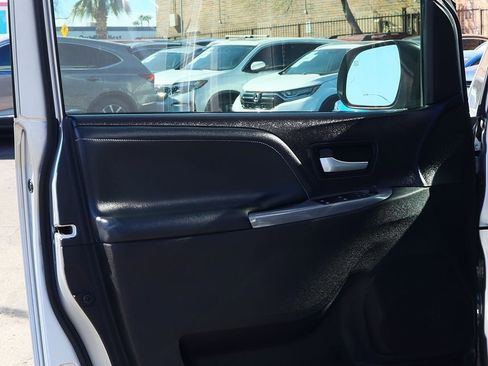 Used 2017 Toyota Sienna SE Premium image 41