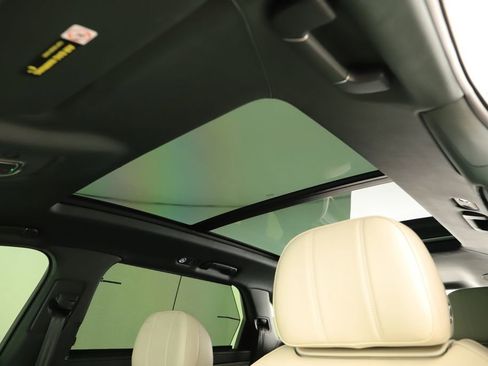 Used 2023 Bentley Bentayga Extended Wheelbase AWD/4WD image 25