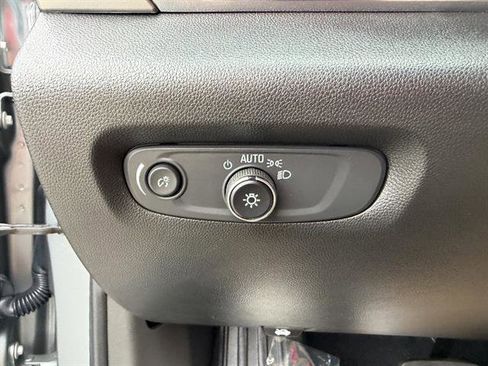 Used 2023 Chevrolet Traverse LT image 34