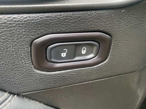 Used 2018 Jeep Wrangler Unlimited Sahara AWD/4WD image 14
