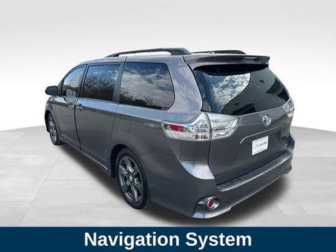 Used 2017 Toyota Sienna SE image 3