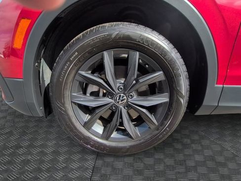 Used 2024 Volkswagen Tiguan SE w/ Panoramic Sunroof Package image 12