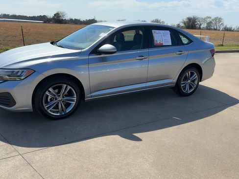 Used 2024 Volkswagen Jetta SE image 4