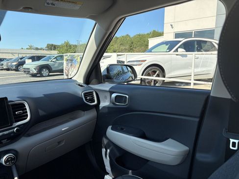 Used 2025 Hyundai Venue Limited FWD image 25