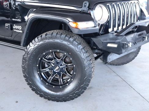 Used 2019 Jeep Wrangler Unlimited Sahara AWD/4WD image 4