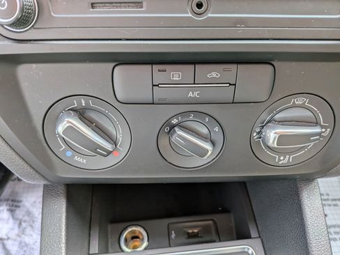 Used 2017 Volkswagen Jetta S image 42