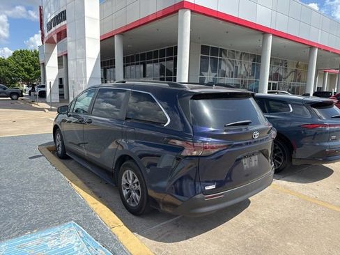 Used 2024 Toyota Sienna LE image 6