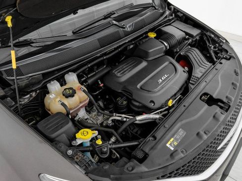 Used 2019 Chrysler Pacifica Touring-L FWD image 48