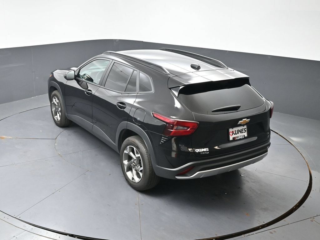 Used 2025 Chevrolet Trax LT FWD image 48