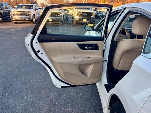 Used 2015 Nissan Altima 2.5 SV w/ Convenience Package image 16
