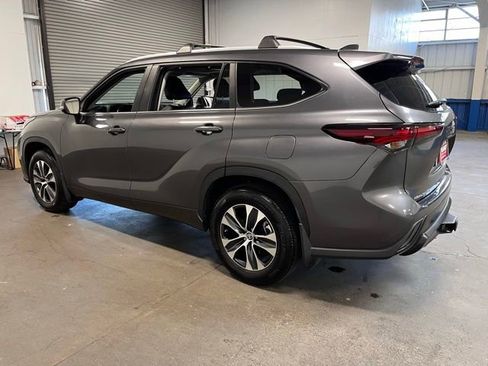 Used 2024 Toyota Highlander XLE AWD/4WD image 5