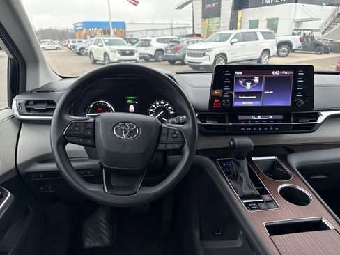 Used 2024 Toyota Sienna LE image 19