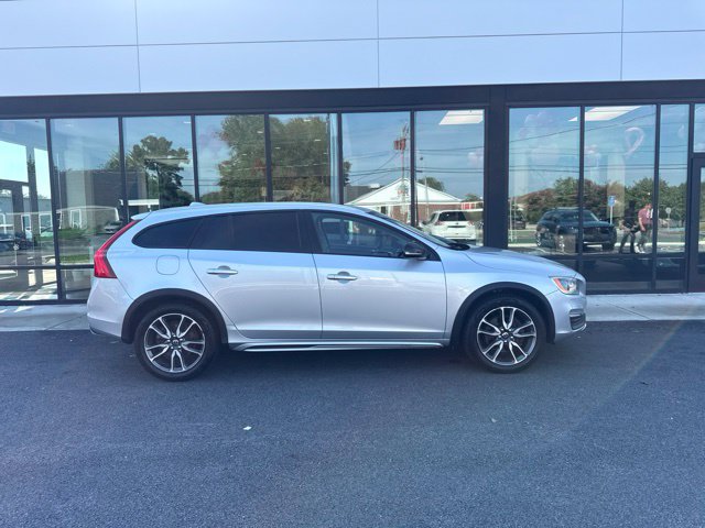 Used 2016 Volvo V60 T5 Cross Country Platinum AWD/4WD image 2