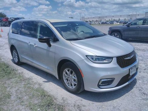 Used 2024 Chrysler Pacifica Touring-L FWD image 1