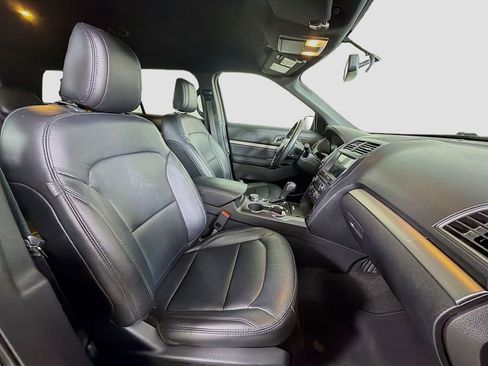 Used 2018 Ford Explorer XLT w/ Equipment Group 202A image 31