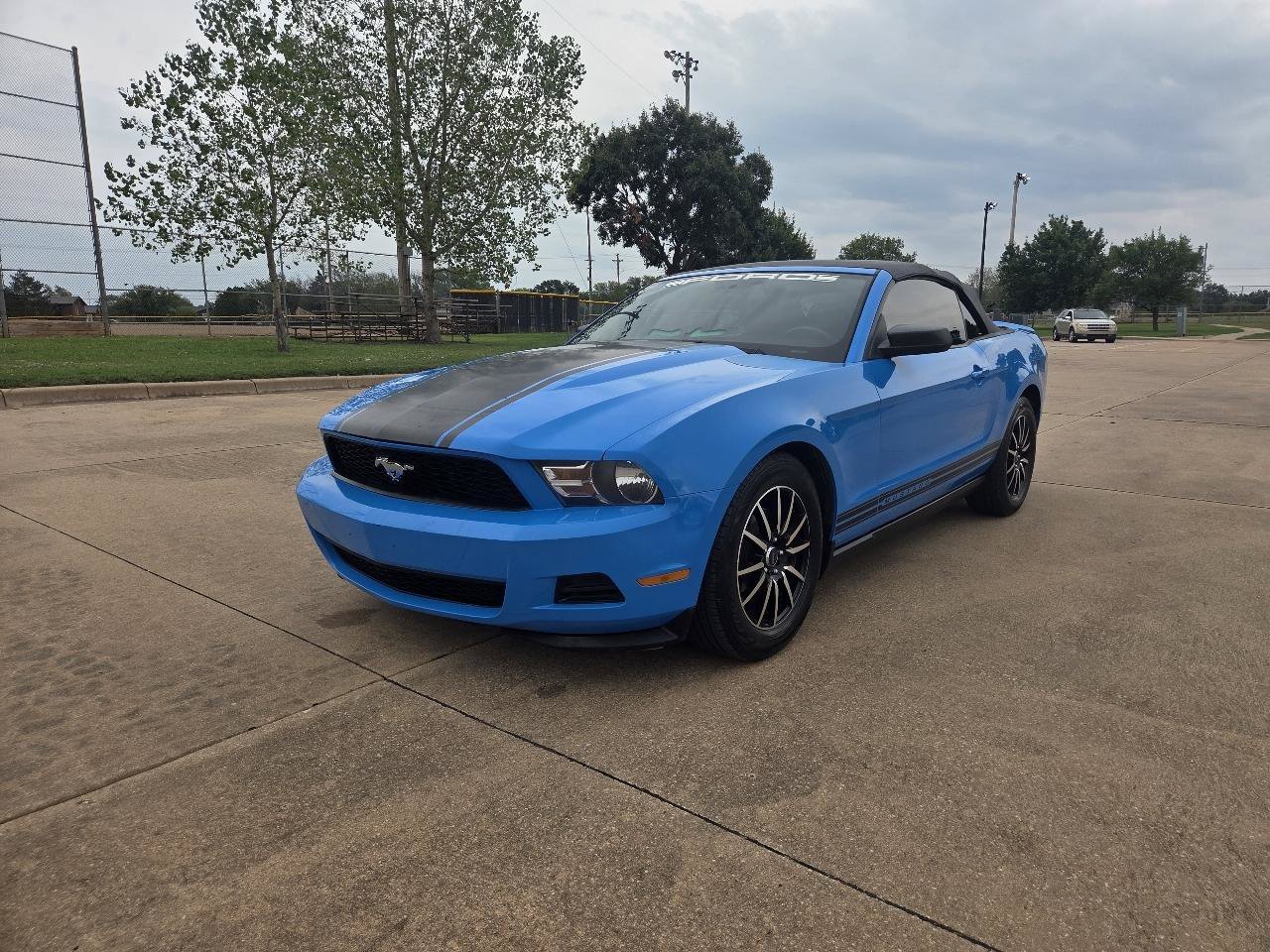 Used 2012 Ford Mustang Convertible RWD image 3