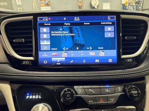 Used 2021 Chrysler Pacifica Touring-L FWD image 6