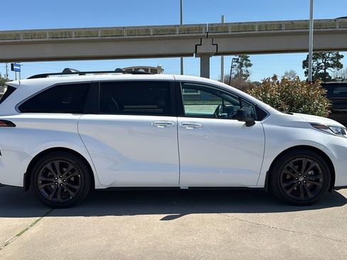 Used 2024 Toyota Sienna XSE w/ XSE Plus Package image 6