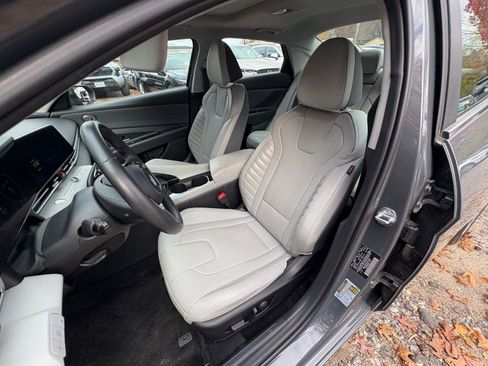 Used 2025 Hyundai Elantra Limited image 32