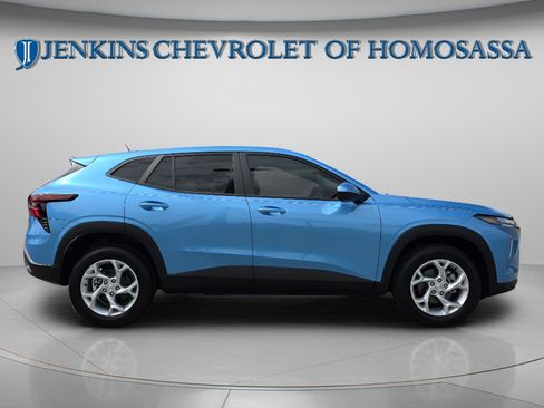New 2026 Chevrolet Trax LS w/ LS Convenience Package FWD image 2