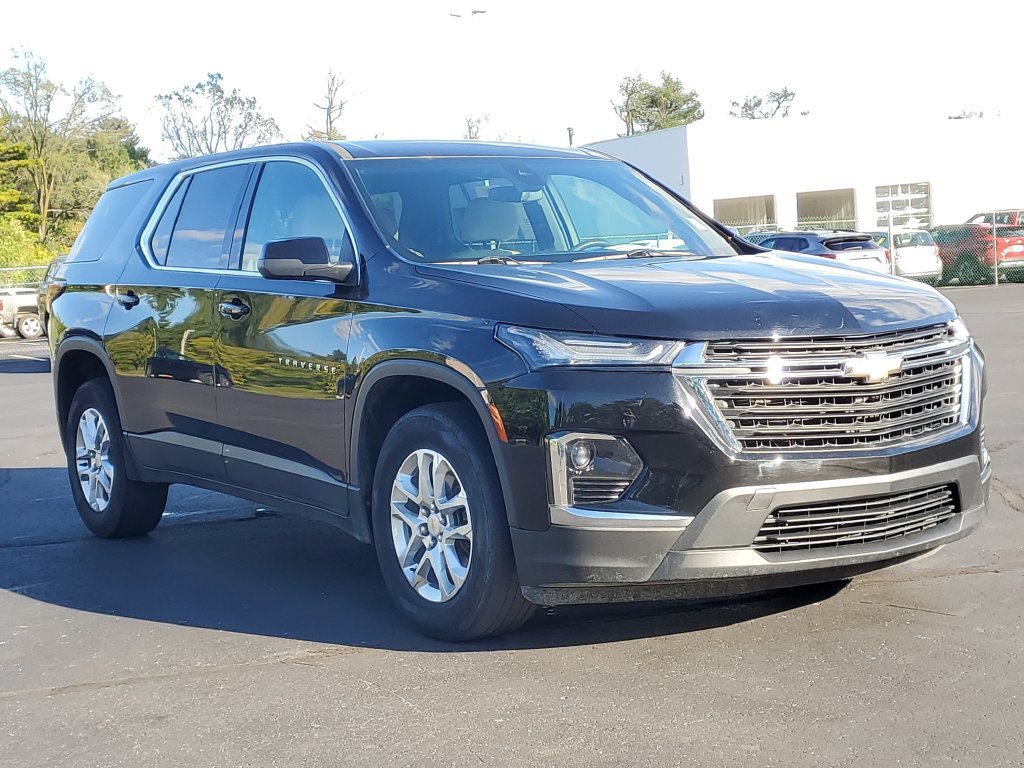 Used 2023 Chevrolet Traverse LS AWD/4WD image 2