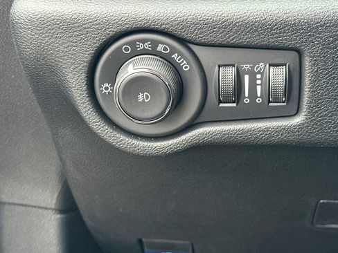 New 2026 Chrysler Pacifica Limited w/ Uconnect Theater Family Group FWD image 33