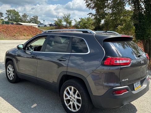 Used 2018 Jeep Cherokee Latitude Plus w/ Cold Weather Group AWD/4WD image 4