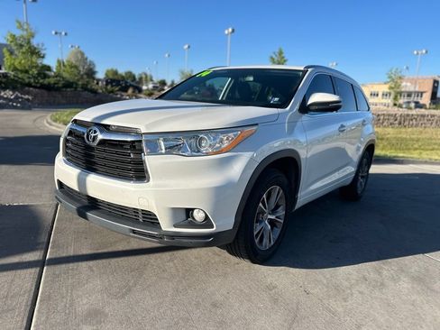 Used 2014 Toyota Highlander XLE FWD image 3