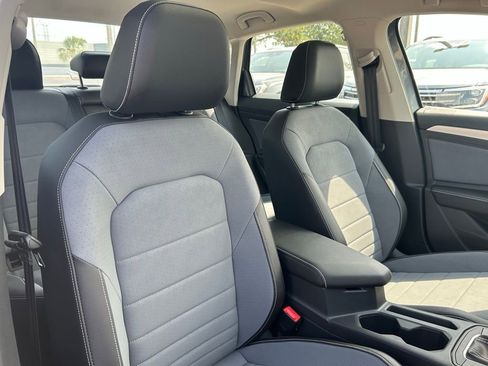 Used 2025 Volkswagen Jetta SE w/ Sunroof Package image 27