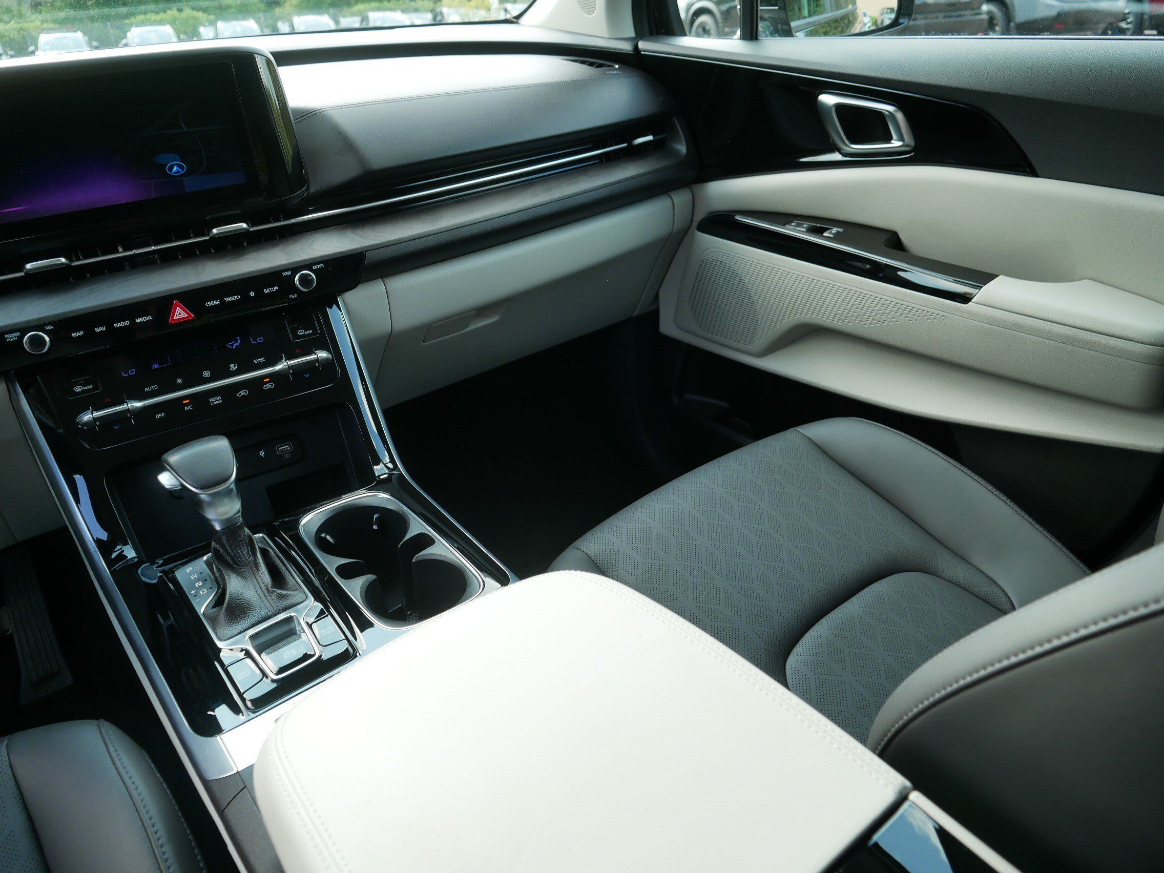 Certified 2023 Kia Carnival EX FWD image 11