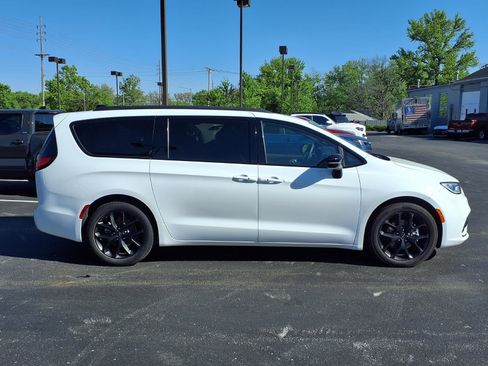 Used 2025 Chrysler Pacifica Limited FWD image 2