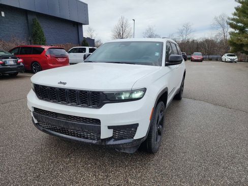 Used 2023 Jeep Grand Cherokee L Laredo image 3