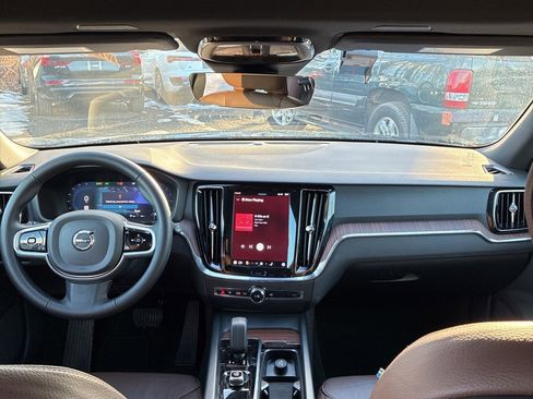 Used 2025 Volvo V60 B5 Cross Country Plus image 21