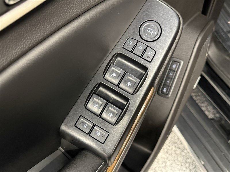 Used 2015 GMC Yukon Denali w/ Premium Package AWD/4WD image 31