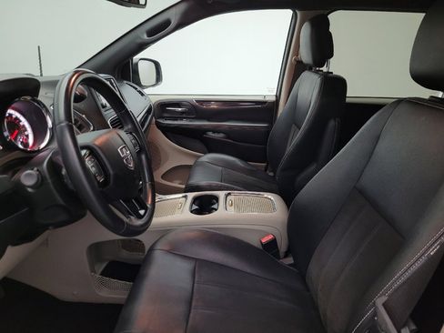 Used 2019 Dodge Grand Caravan SXT FWD image 17