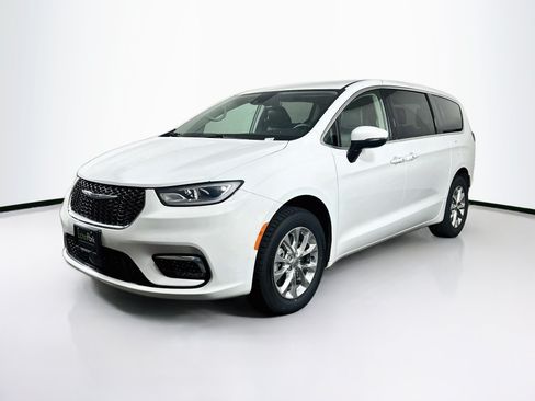 Used 2023 Chrysler Pacifica Touring-L AWD/4WD image 3