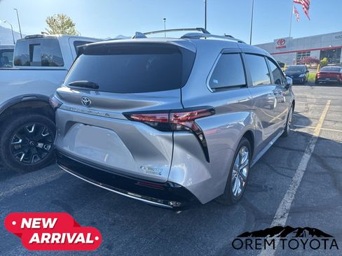Used 2023 Toyota Sienna Platinum FWD image 17
